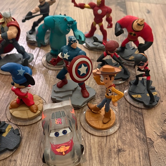Large Lot of 24 Disney Infinity Figures